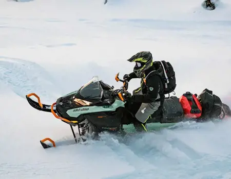 Två män i en butik