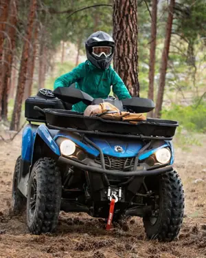 Man som arbetar i verkstad